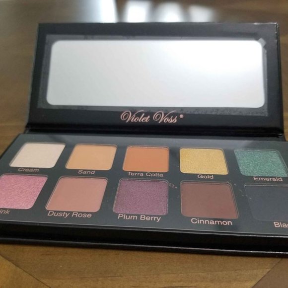 Essential Eyeshadow Palette - Picture 2 of 4